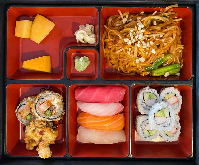 *E. Sushi Thai Combo.